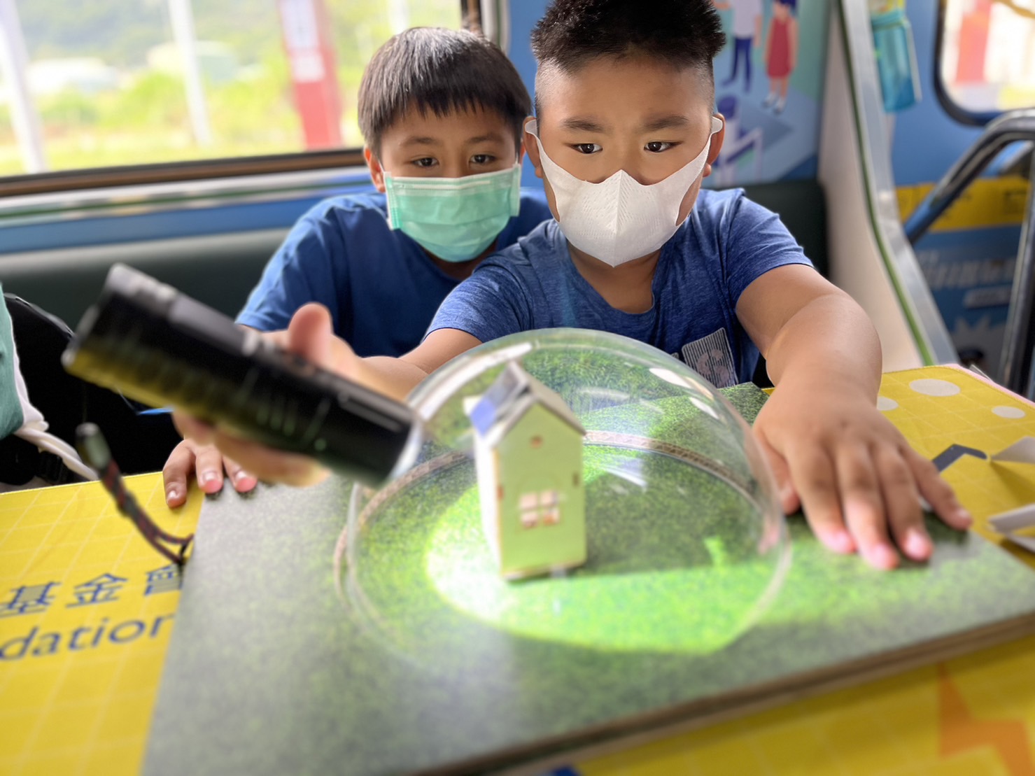 大庄家參與基礎科學主題車廂，以STEAM教學精神，設計「逐日科學家」、「太陽能工程師」以及「淨零建築師」三大能源科普課程和實驗