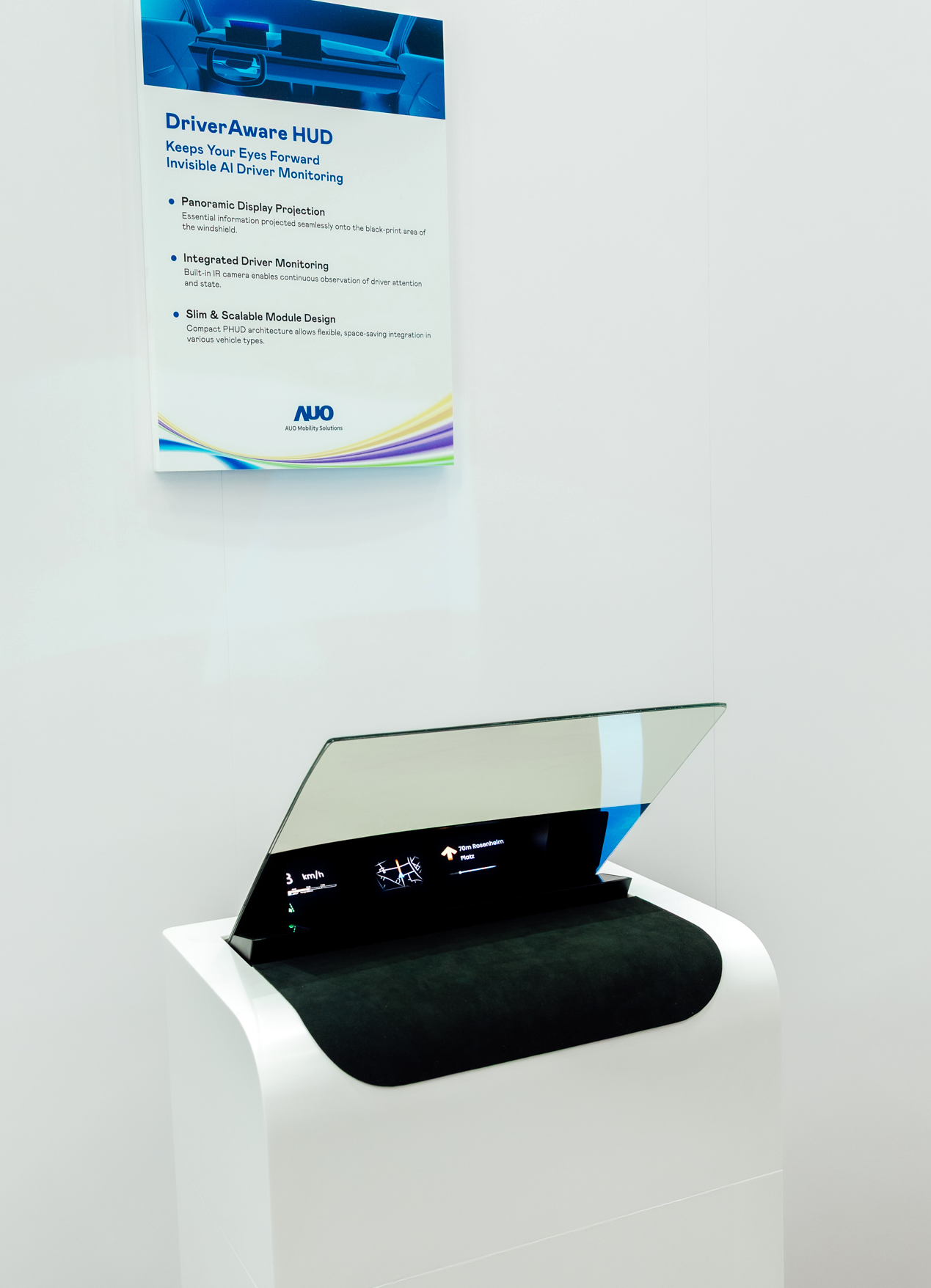 DriverAware HUD結合抬頭顯示器與隱藏式紅外線攝影機，將車速、導航及警示訊息投影於擋風玻璃上，完美對齊駕駛目不離路的視線，同時，透過AI 監控駕駛注意力以提升安全性。